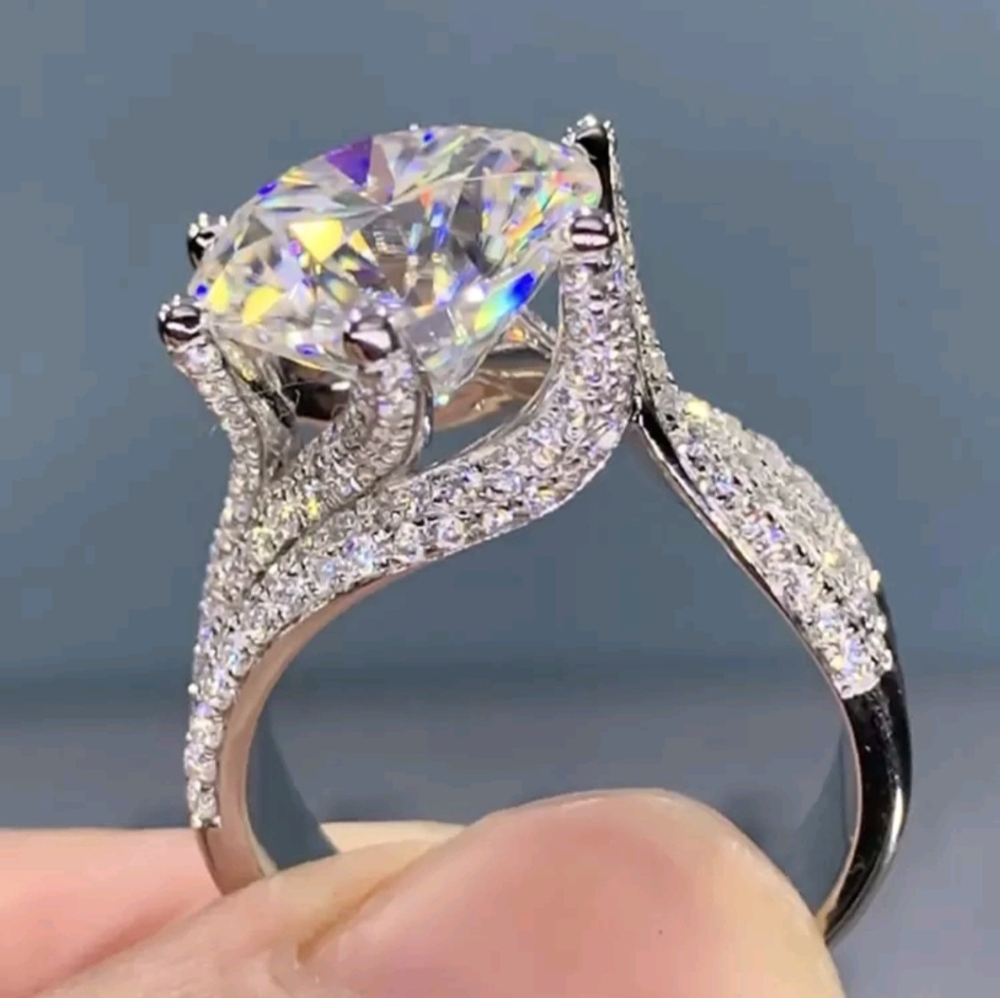 🎉🎉NEW🎉🎉 GORGEOUS!! CZ Royal Six Claw Ring In SILVER Plating